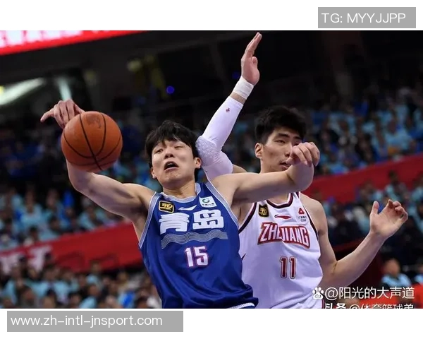 杨瀚森在场上展现更强对抗性与进攻存在感提升的全新表现